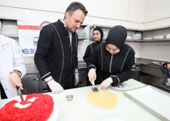 Eminoğlu mutfağa girip hamur açtı