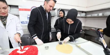 Eminoğlu mutfağa girip hamur açtı