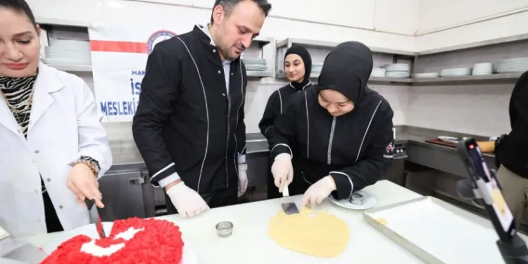 Eminoğlu mutfağa girip hamur açtı