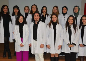 Beyaz önlüklerini giydiler