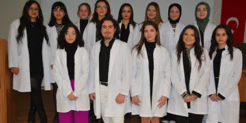 Beyaz önlüklerini giydiler