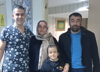 Tedavi gören kadının bebek heyecanı