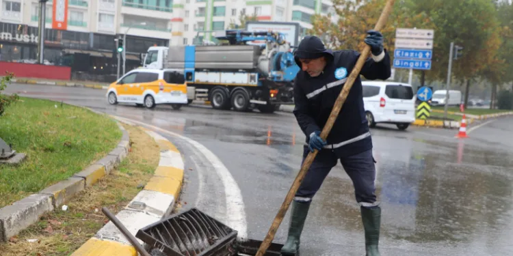 Diyarbakır’da kuvvetli sağanak mesaisi