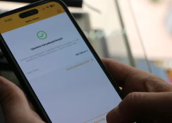 Hesabına yanlışlıkla yatan 450 bin TL’yi iade etti