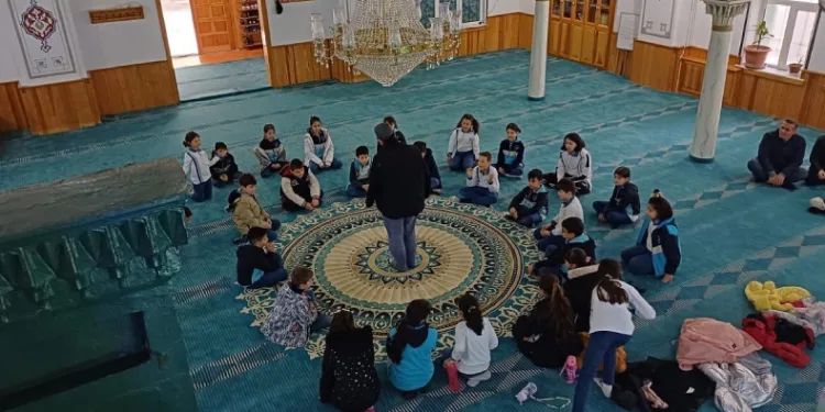 İlkokul öğrencileri camiyi gezdi