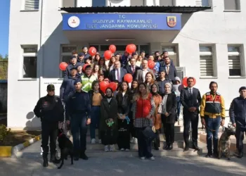 Çocuklar jandarma ile bir arada