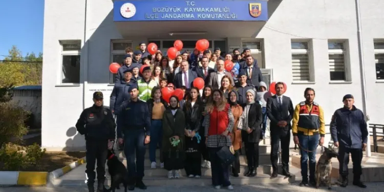 Çocuklar jandarma ile bir arada