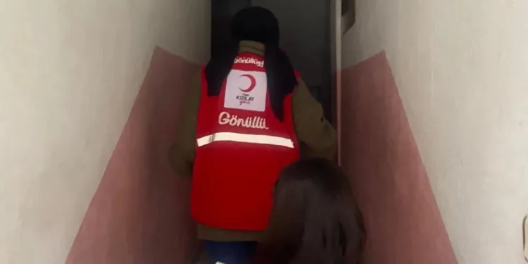 Kızılay Gönüllüleri her başvuruya koşuyor