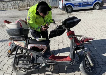 Kurye hafif ticari araçla çarpıştı