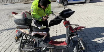 Kurye hafif ticari araçla çarpıştı