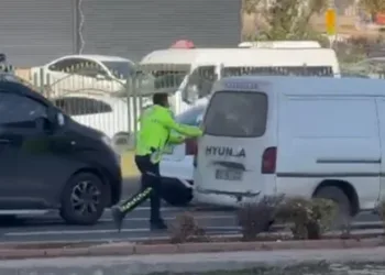 Diyarbakır’da trafik polisinden yardım