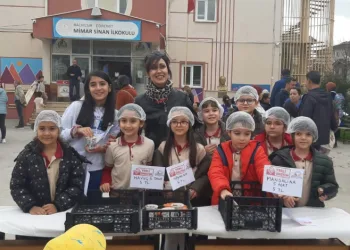 Okulun bahçesine pazar kurdular