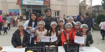 Okulun bahçesine pazar kurdular