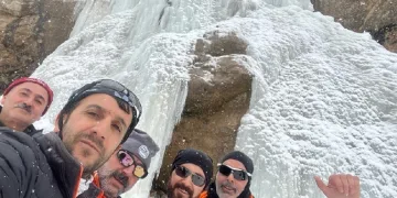 Ağrı’da şelale dondu