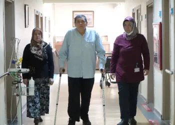 Sedyeyle geldiği hastaneden yürüyerek çıktı