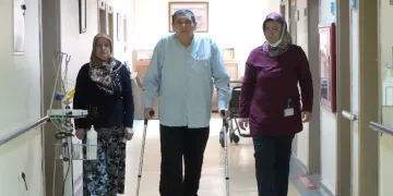 Sedyeyle geldiği hastaneden yürüyerek çıktı