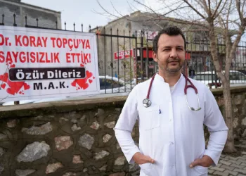 Doktordan özür dilemek için pankart astılar