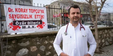 Doktordan özür dilemek için pankart astılar