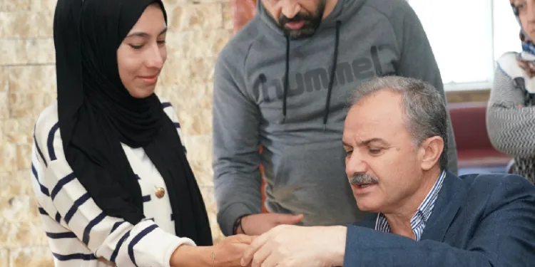 Kılınç, tedavi gören vatandaşlarla buluştu