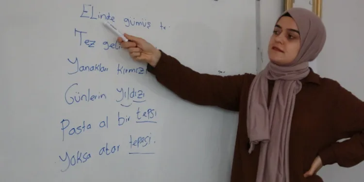 Okuma yazma öğreniyorlar
