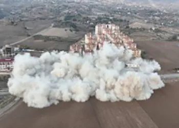 Ağır hasarlı binalar patlayıcılarla yıkılıyor