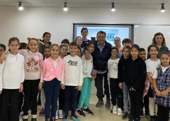 Öğrenciler engel tanımayan gazeteciyle söyleşti