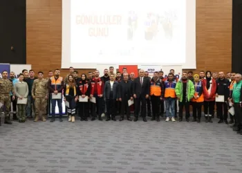 Deprem gönüllülerine “teşekkür” belgesi verildi