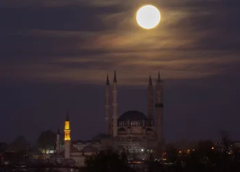 Selimiye Camii ile dolunay manzarası