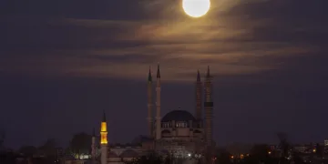 Selimiye Camii ile dolunay manzarası
