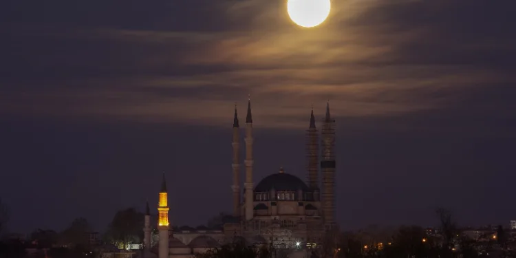 Selimiye Camii ile dolunay manzarası