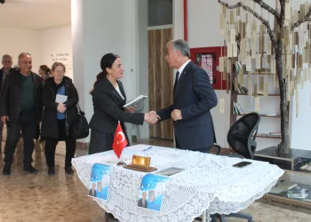 Çelik, kitaplarını okuyucu ile buluşturdu