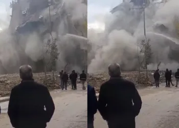 Ağır hasarlı bina tek dokunuşla yıkıldı