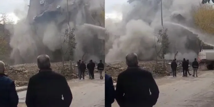 Ağır hasarlı bina tek dokunuşla yıkıldı