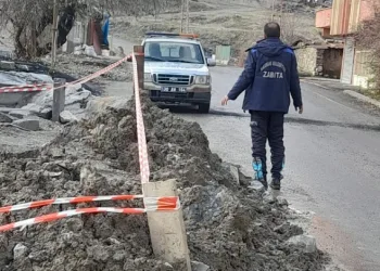 Hakkari’de mahalle yolu çöktü