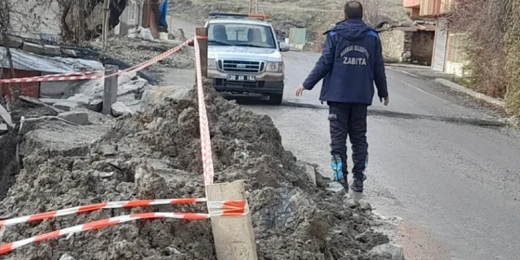 Hakkari’de mahalle yolu çöktü