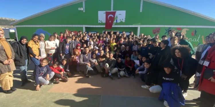 Depremzede öğrenciler etkinliklerle eğleniyor