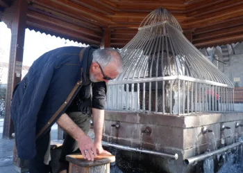 Buz tutan şadırvanda abdest