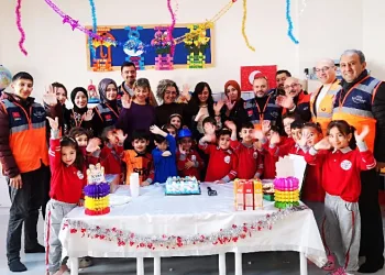 AFAD’dan depremzede miniğe sürpriz kutlama