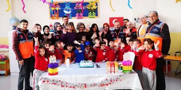 AFAD’dan depremzede miniğe sürpriz kutlama