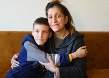 Engelli annesiyle sokağa atılmaktan korkuyor