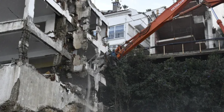 Kuşadası’nda riskli yapılara geçit yok