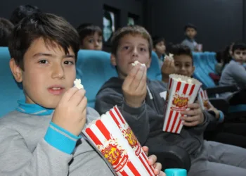 Okul pansiyonunda sinema salonu oluşturdular