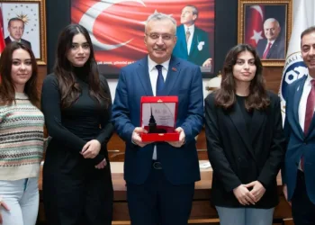 Öğrencilerden Rektör Levent’e ziyaret
