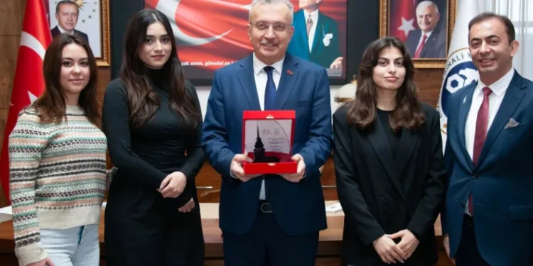 Öğrencilerden Rektör Levent’e ziyaret