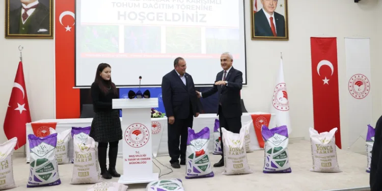 Muş’ta çiftçilere tritikale ve macar fiğ tohumu törenle dağıtıldı