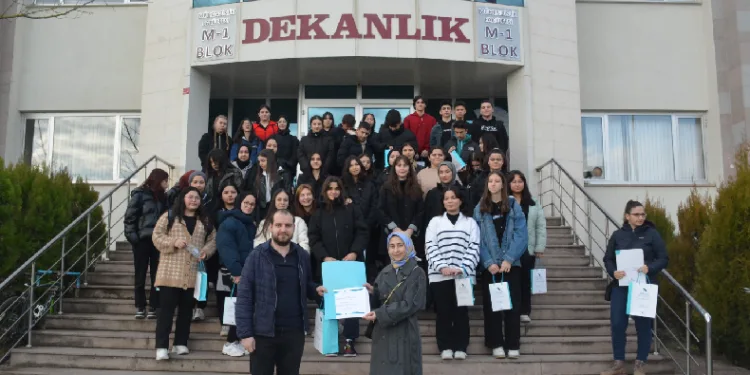 Liseliler Düzce Üniversitesini gezdi
