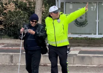 Görme engelli yayanın yardımına polis yetişti