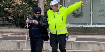 Görme engelli yayanın yardımına polis yetişti