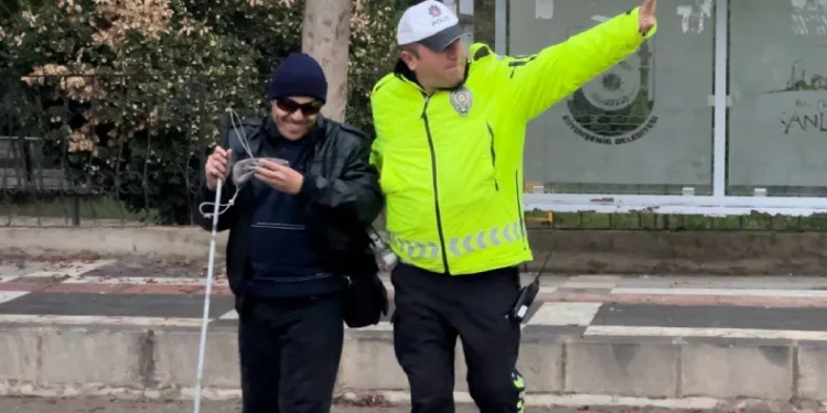 Görme engelli yayanın yardımına polis yetişti