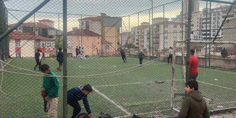 Çocuklar halı saha için valiye seslendi